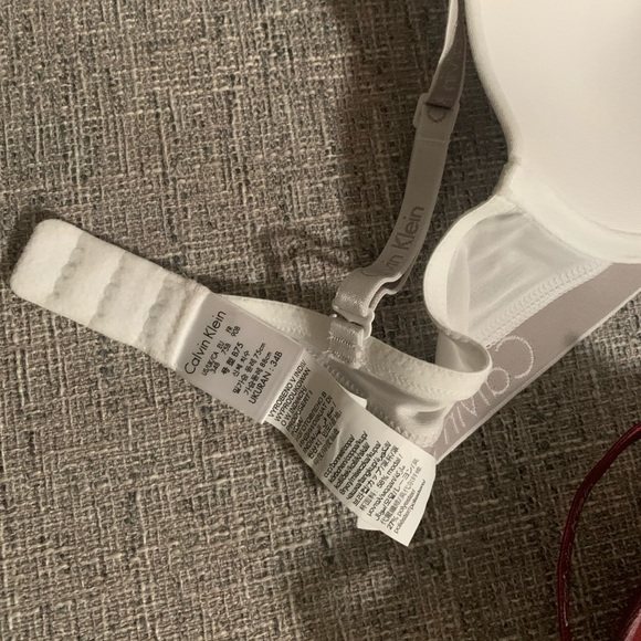 New unboxed set of 2 Calvin Klein 34B bras - Picture 4 of 4